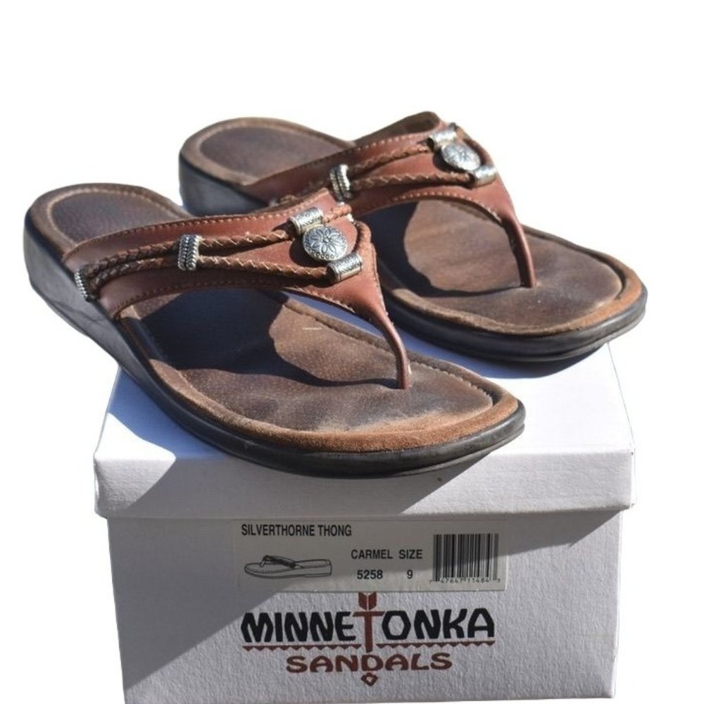 Minnetonka Brown Leather Silver Accent Thong Sandals
